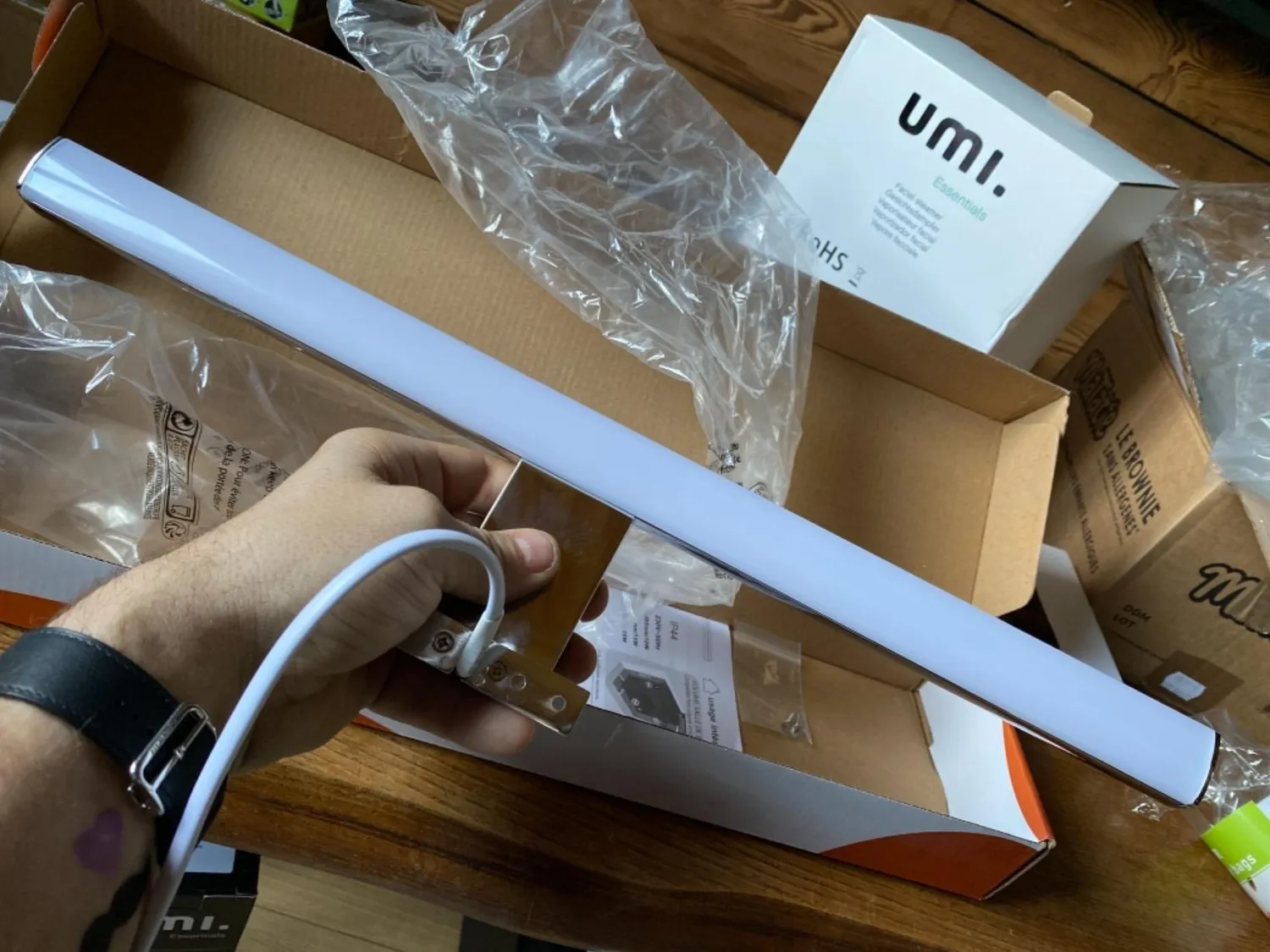 Voltman réglette salle de bain 60 cm noire LED IP44