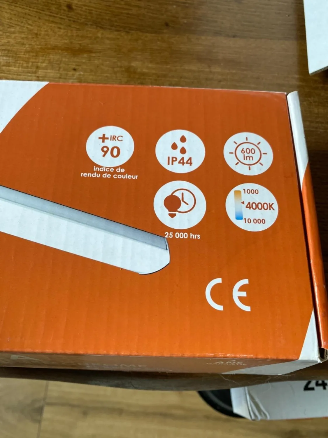 Voltman réglette salle de bain 60 cm noire LED IP44