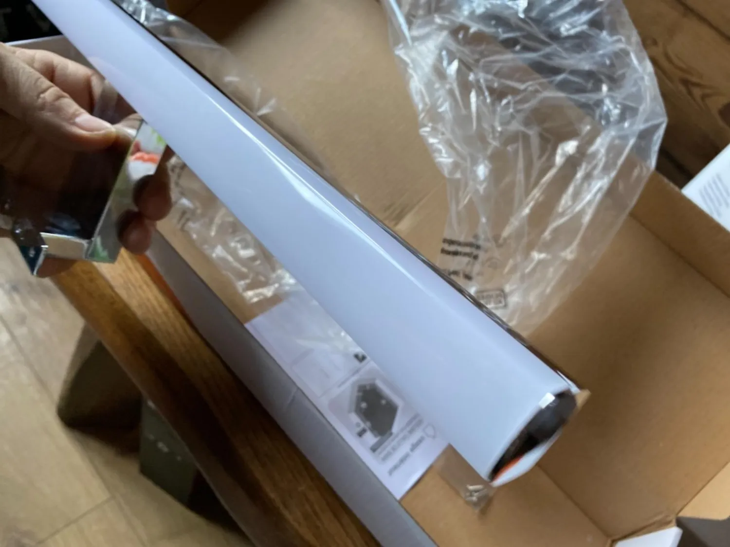 Voltman réglette salle de bain 60 cm noire LED IP44